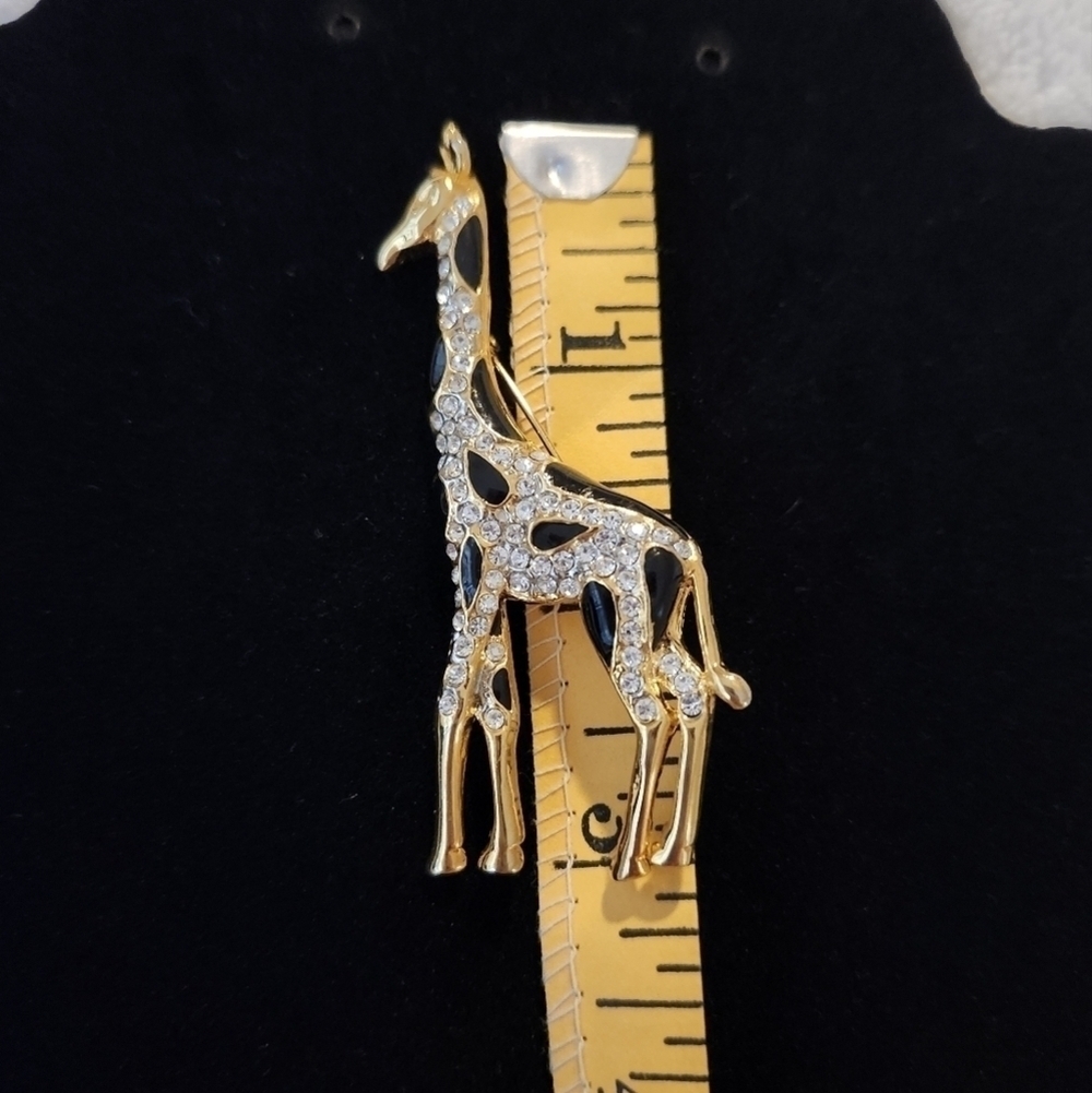 Giraffe pin with rhinestones